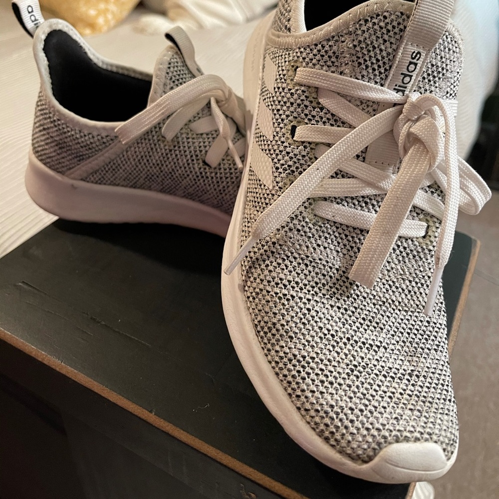 Tennis shoes